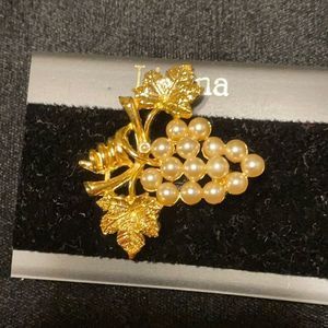 LIANNA GRAPE brooch